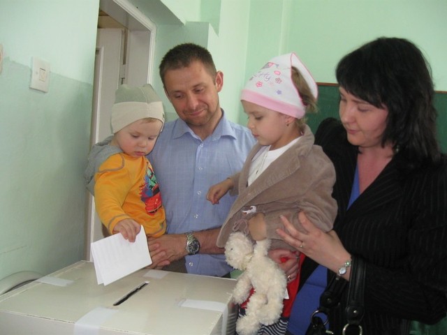 Agnieszka i Radosław Sobieraj skorzystali przy głosowaniu z pomocy swoich dzieci.