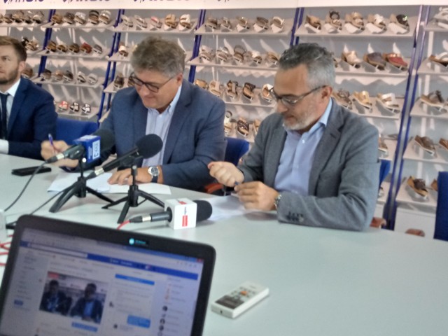 Właściciel  Stelmetu Enei BC Janusz Jasiński i prezes zarządu Inblu Mauro Este  podczas konferencji prasowej