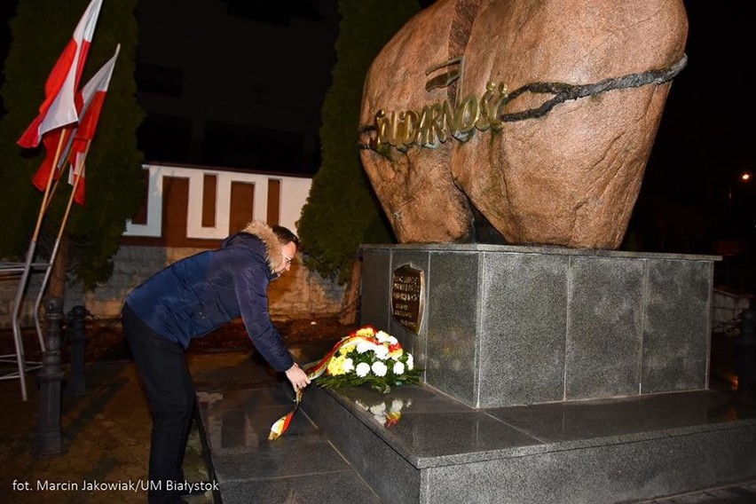 Białystok. Przedstawiciele władz miasta złożyli kwiaty i zapalili znicze w miejscach pamięci w rocznicę stanu wojennego [ZDJĘCIA]