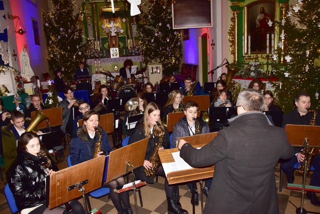 Koncert Młodzieżowej Orkiestry Dętej Kujawia dla Wiktorii w kościele św. Marcina w Żninie.