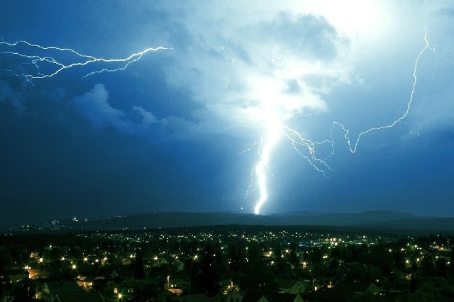 Nasz region nawiedzą silne burze - podają synoptycy.