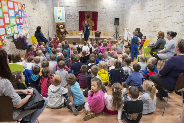 Joanna Maria Chmielewska jest  z zawodu pedagogiem. Pisze powieści dla dzieci i dorosłych.