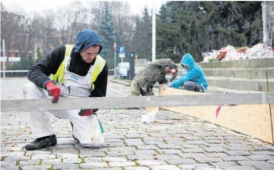 Lodowisko przed słupskim ratuszem będzie czynne w dni powszednie między godz. 9-21. W weekendy, święta i ferie o godzinę dłużej. Właśnie rozpoczęto budowę tej atrakcji.