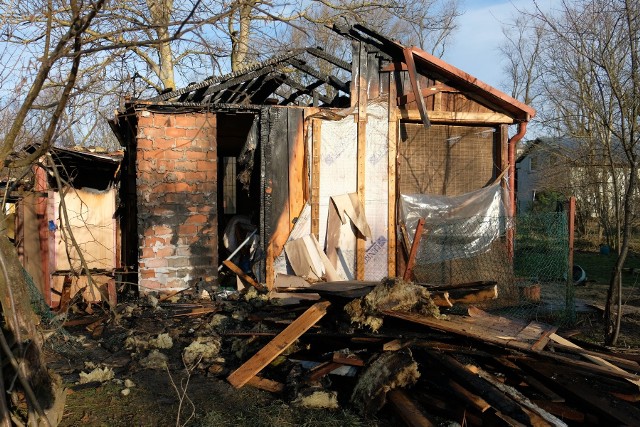 Strażacy z Przemyśla Nowy Rok rozpoczęli od pożaru na terenie ogródków działkowych „Na Jazie” w pobliżu ul. Sanockiej.Około godz. 4 nad ranem zauważono pożar małego domku z wyposażeniem. Na miejsce zadysponowano dwa zastępy strażaków. Do pożaru mógł się przyczynić kominek, który był w domku. Na miejscu pożaru oprócz strażaków była także policja. Przyczyna powstania ognia nie została ustalona.Straty oszacowano na około 20 tys. zł.