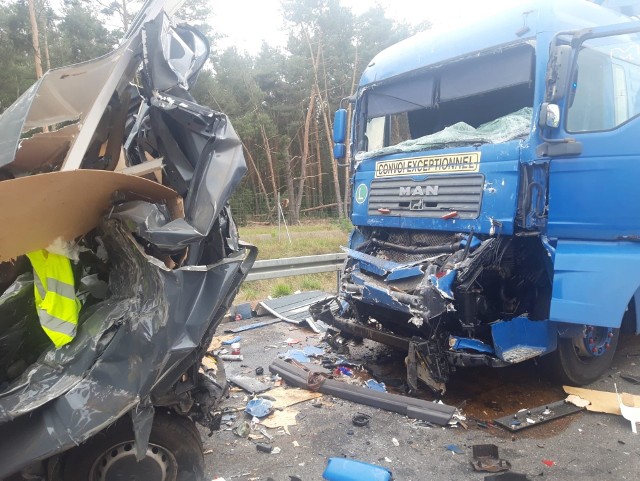 Tragiczny wypadek na S5 Wrocław - Poznań. Bus, którym jechał gwiazdor Polsatu, został zmiażdżony między dwoma tirami