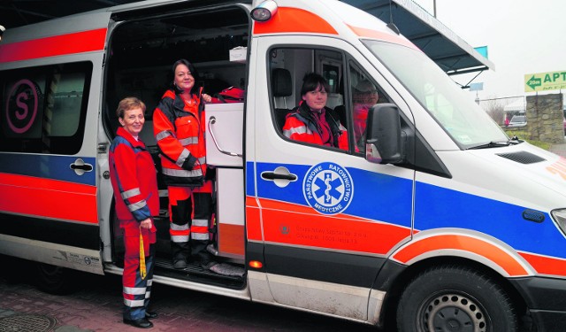 Anna Mendak (siedzi na miejscu pasażera) i Anna Osuch (stoi w karetce) uczestniczyły w akcji ratowania małego Adasia.