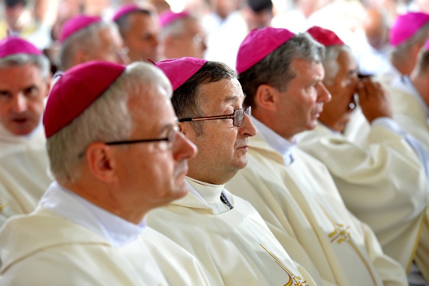 Kapłan nie zadowala się życiem przeciętnym, płonie...