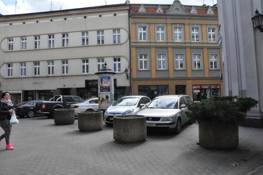 Ulica Krakowska w Kluczborku to deptak. Często wygląda...