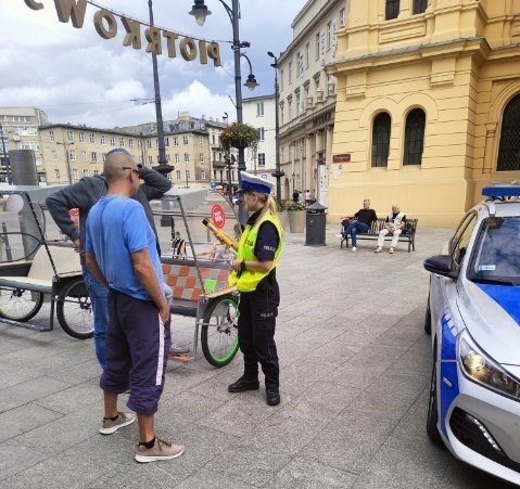 Policjanci z łódzkiej drogówki  i z Wydziału Prewencji...