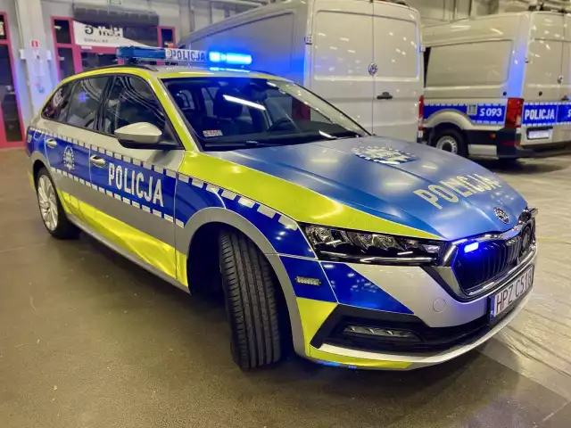 Policyjne radiowozy już z nowym oznakowaniem w Targach Kielce. W środę rozpoczyna się wystawa. Więcej radiowozów i motocykli z nowym oznakowaniem na kolejnych zdjęciach.