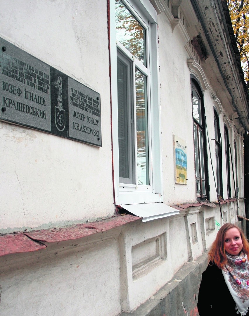 Janina Laskowska pokazuje dom, w którym żył J. I. Kraszewski