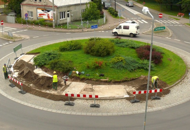 Układanie betonowych płyt na rozkopanym rondzie w Rozwadowie.