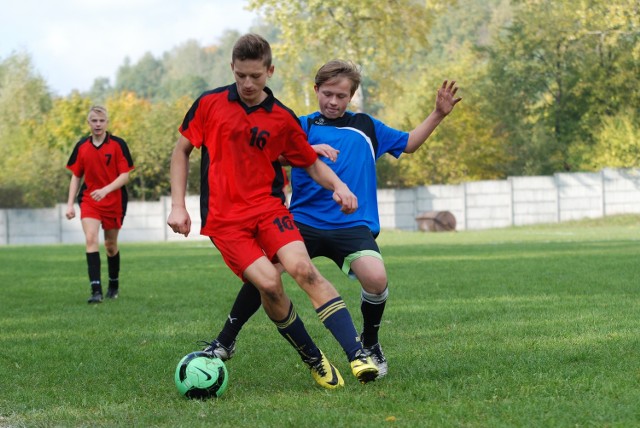 Gracz z Cieszków Oskar Tytko (z prawej) w ostatniej minucie regulaminowego czasu gry doznał kontuzji ręki.
