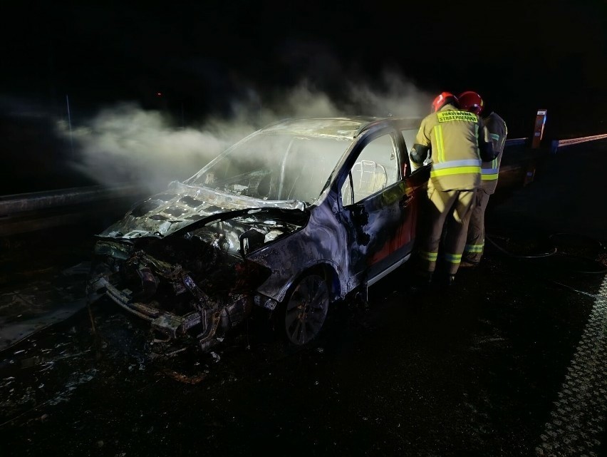 Pożar samochodu na autostradzie A2 w powiecie poddębickim. To kolejna interwencja w ostatnich dniach ZDJĘCIA