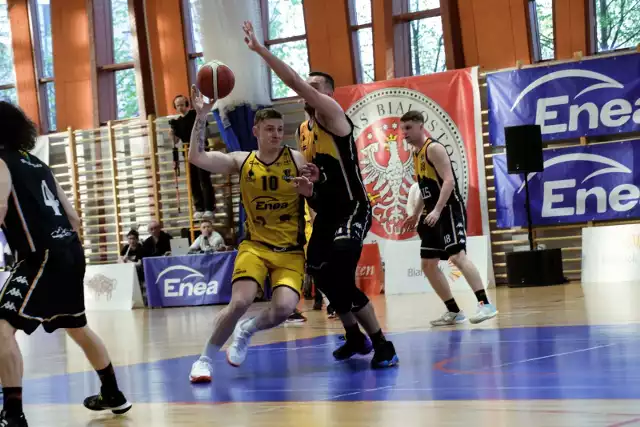 Koszykarze Enea Żubry Chorten Białystok po raz drugi pokonały Basket Hills Bielsko-Biała i zagrają w ćwierćfinale II ligi