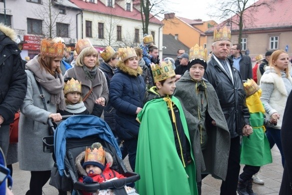 Skawina. Orszak Trzech Króli przeszedł przez miasto. Monarchowie dotarli na Rynek z różnych stron [ZDJĘCIA, WIDEO]