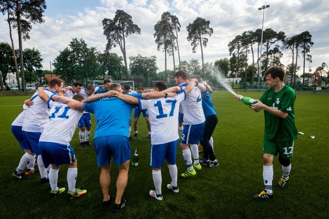 Piłkarze z ul. Bronikowskiego rozbili w sobotę na własnym boisku Amatora Bydgoszcz 22:0 w kolejnym meczu B klasy i zapewnili sobie awans na wyższy szczebel rozgrywek. Przypomnijmy, że seniorska drużyna Gwiazdy została reaktywowana niespełna rok temu. Gratulujemy!ZOBACZ, JAK CIESZYLI SIĘ W SOBOTĘ PIŁKARZE GWIAZDY PARKMAR INKASO BYDGOSZCZ >>>