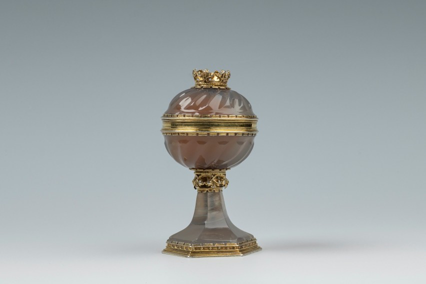 XV-wieczną agatową solniczkę można oglądać na wystawie...