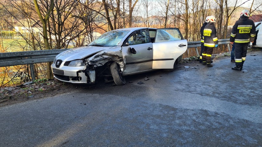 Dwie osoby w szpitalu. Dwa auta rozbite w Witowicach Dolnych na drodze lokalnej