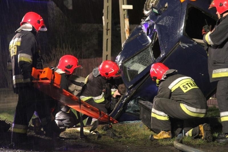 Groźny wypadek na Wilkszyńskiej. Samochód w pionie. Kierowca i pasażer pijani (ZDJĘCIA)