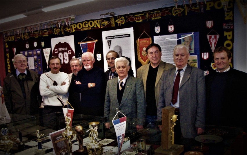 Zbigniew Piasecki (pierwszy z prawej) z byłymi trenerami i...