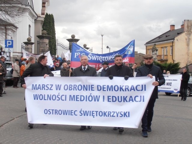 Marsz organizowany przez Prawo i Sprawiedliwość przeszedł w sobotę ulicami Ostrowca Świętokrzyskiego na Rynek.