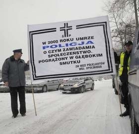 Policjanci nie chcą zmian zasad. Swój sprzeciw wyrazili ostatnio na ulicach Krakowa. (fot. Sławomir Mielnik)