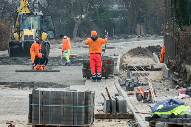 Ulica Siedlecka.Na odcinku od ul. Pileckiego do Karolewskiej i Świekatowskiej inwestycja jest w trakcie budowy. Planowane zakończenie - maj 2017.W planach jest też utwardzanie Siedleckiej na odcinku od Chmielnej do Koronowskiej. Realizacja jest przewidziana na lata 2017/2018