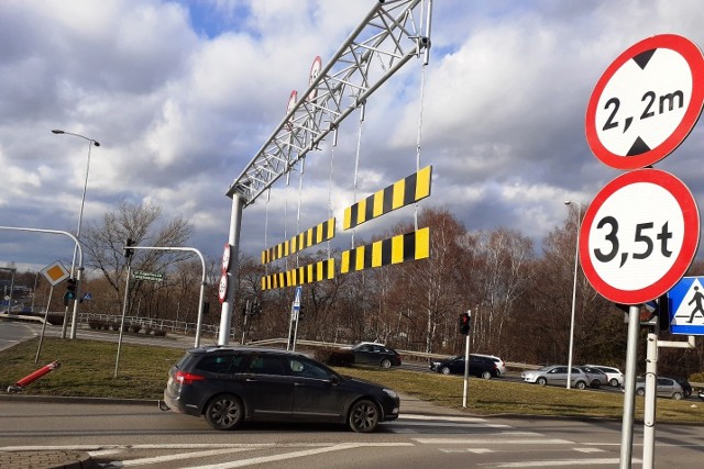 Bramownice w Bielsku-Białej pilnują wiaduktu na ulicy Kwiatkowskiego. Przed tirami i ciężarówkami.Zobacz kolejne zdjęcia. Przesuwaj zdjęcia w prawo - naciśnij strzałkę lub przycisk NASTĘPNE