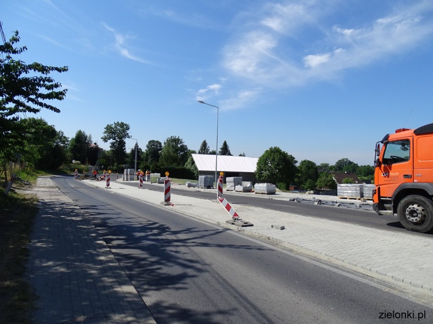 Prace na drodze wojewódzkiej 794 w Przybysławicach w gminie...