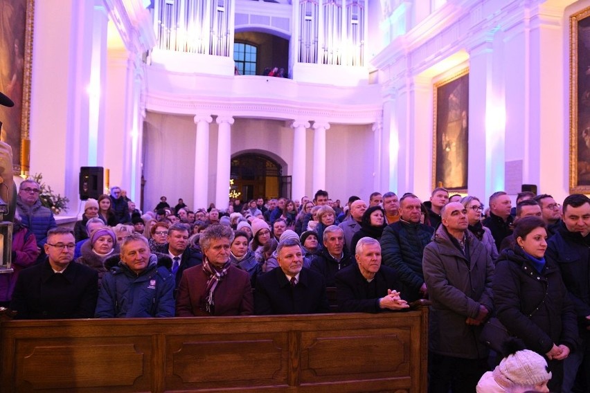 Felicjan Andrzejczak z Budki Suflera na Świętym Krzyżu. Wystąpił na 10. Jubileuszowym Charytatywnym Koncercie Kolęd i Pastorałek. Zdjęcia