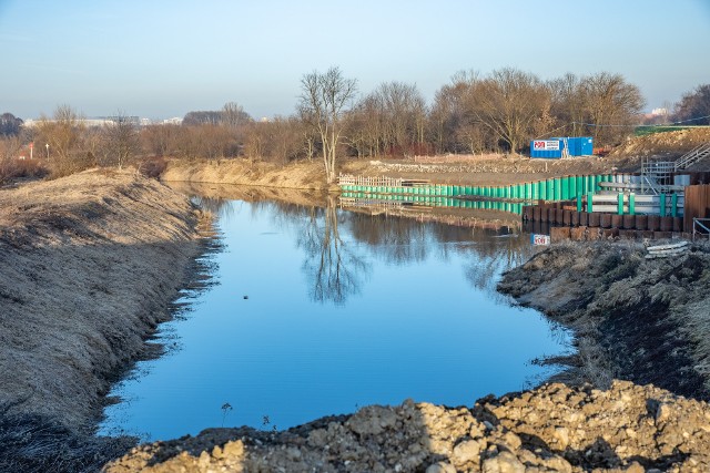 Trwają prace związane z rozbudową prawobrzeżnego obwałowania Wisły, polegające na wydłużeniu, podwyższeniu i poszerzeniu korony i korpusu istniejącego wału przeciwpowodziowego rzeki pomiędzy stopniem Dąbie a Portem Płaszów.