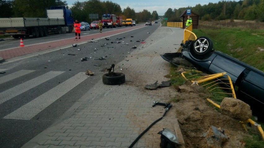 Wypadek na obwodnicy Daleszyc. Zderzenie osobówki z ciężarówką i dachowanie. Jedna osoba ranna [WIDEO, ZDJĘCIA] 