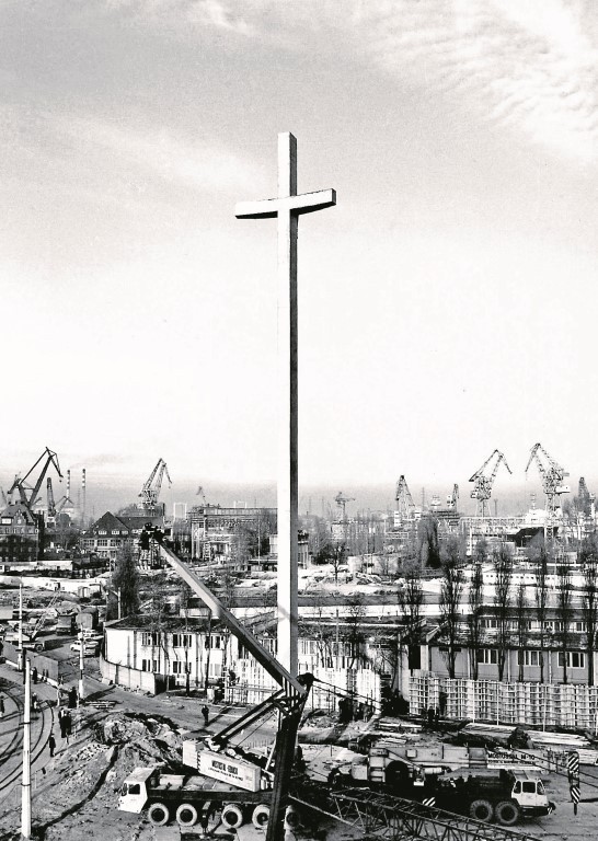 Pomnik w budowie. Przed stocznią staje pierwszy krzyż