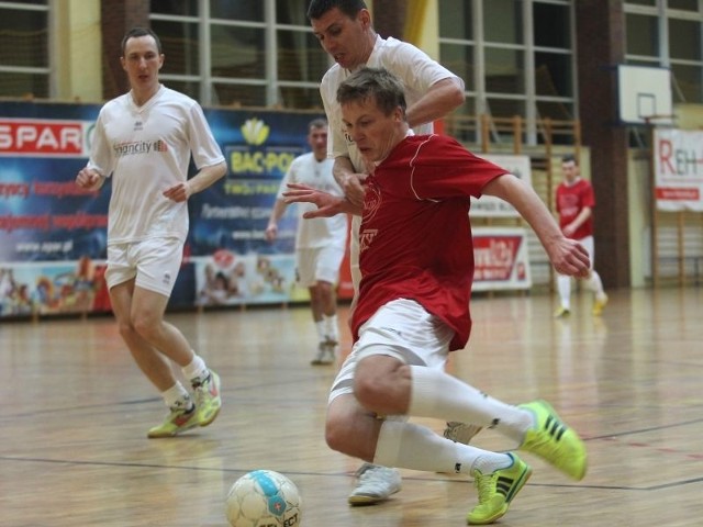 W finale turnieju SPAR Cup w Tyczynie Tomy Więcpol (czerwone koszulki) nie dał rady krakowianom, ale wynik ważył się niemal do ostatniej minuty, a Sebastian Brocki został wybrany najlepszym zawodnikiem turnieju.