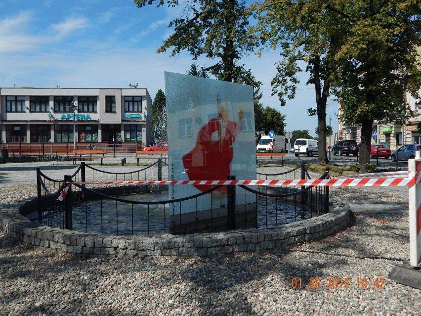Wandale uszkodzili pomnik św. Jana Pawła II w Brzezinach