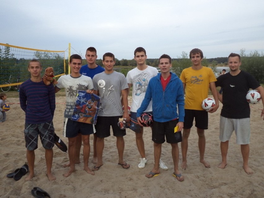 Uczestnicy pierwszego nieszawskiego turnieju piłki plażowej