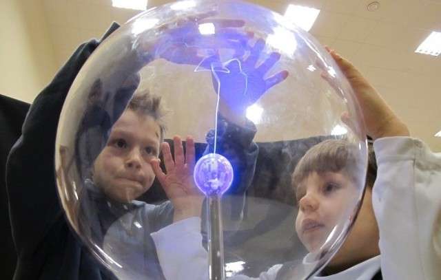 Dzieciaki na naukowej wystawie żywo i spontanicznie badały świat. Tu odkrywały magię prądu zaklętego w plazmowej kuli.