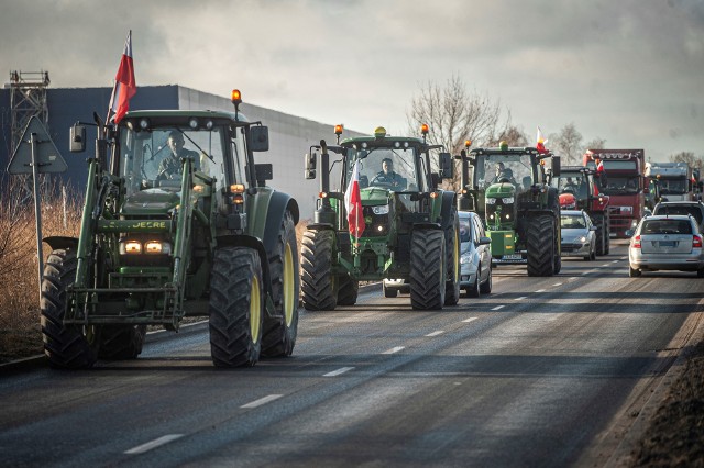 Długie kolumny ciągników utrudniały we wtorek życie kierowcom w całym regionie. Zachodniopomorski protest rolników zmobilizował wielu z nich do wyjazdu na drogi.