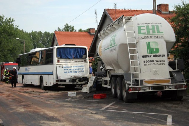 W stojący na przystanku autobus szkolny uderzyła ciężarówka