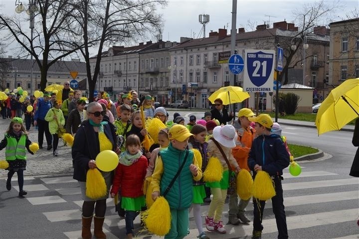 Uczestnicy ubrani byli w kolorowe elementy. Dominowały...