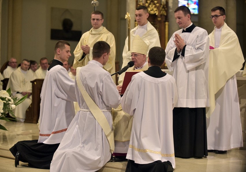 Święcenia kapłańskie w katedrze. W diecezji mamy 10 nowych księży [ZDJĘCIA]