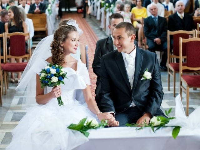 Były piłkarz, a obecnie trener Sparty Dwikozy Piotr Chorab w Sandomierzu poślubił narzeczoną Agatę.
