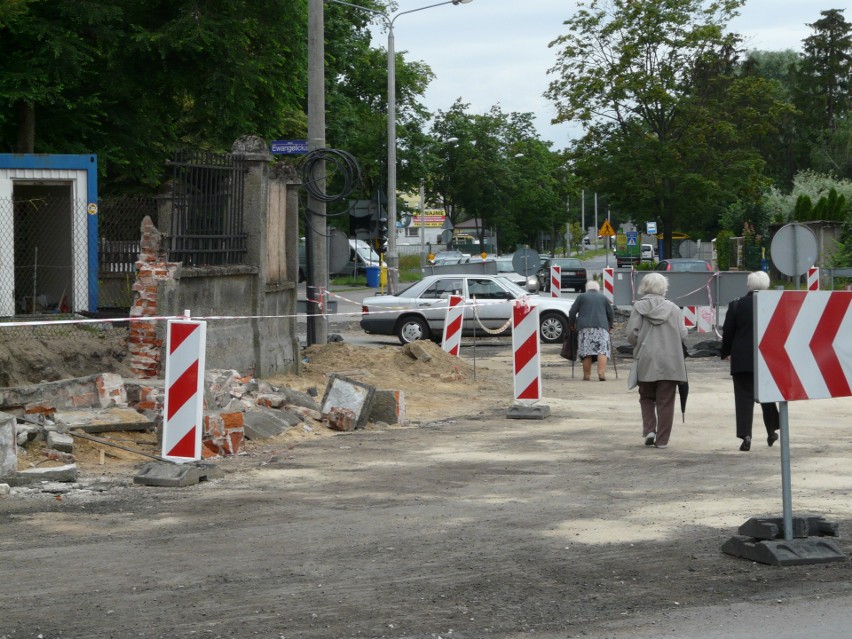 Mur zabytkowego mauzoleum uszkodzili robotnicy remontujący ulicę? ZDJĘCIA