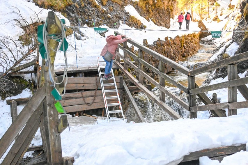 Turyści próbują pokonać zawalony mostek w Dolinie Białego