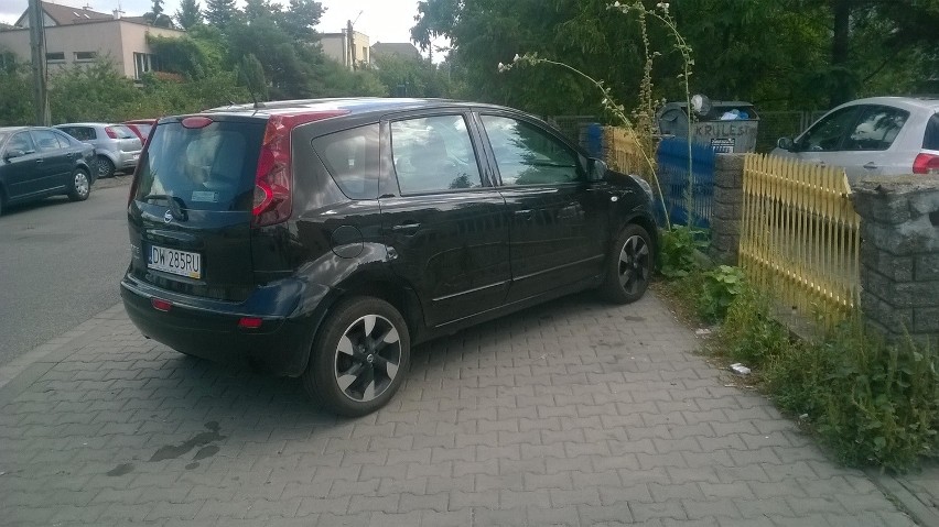 W rejonie ulicy Borowskiej kierowcy parkują gdzie popadnie