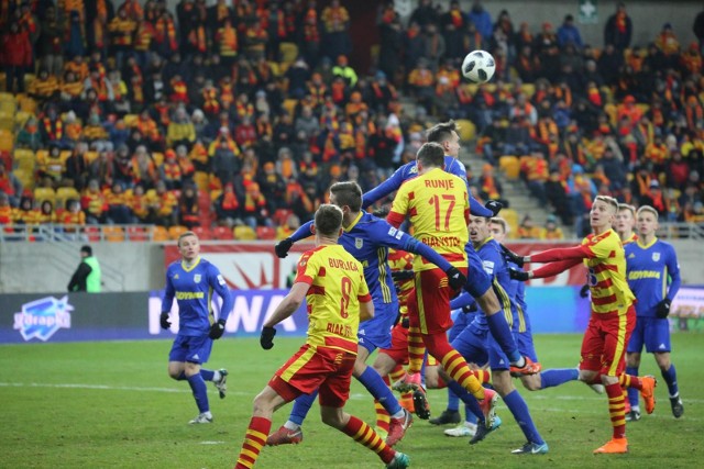 Oby żadne przedmeczowe rytuały nie pomogły Arce Gdynia (na niebiesko) odczarować stadionu w Białymstoku, gdzie dotąd w w najwyższej klasie rozgrywkowej zawsze przegrywała