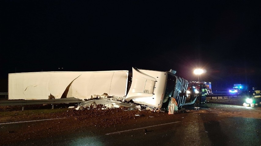 Wypadek na S5 w Śmiglu. Przewrócił się tir, który przewoził banany [ZDJĘCIA]