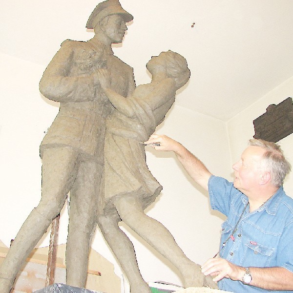 Ryszard Kaczor w swojej pracowni .  Zużył 500 kilogramów gliny! Rzeźba ma  wysokość 2 metrów.
