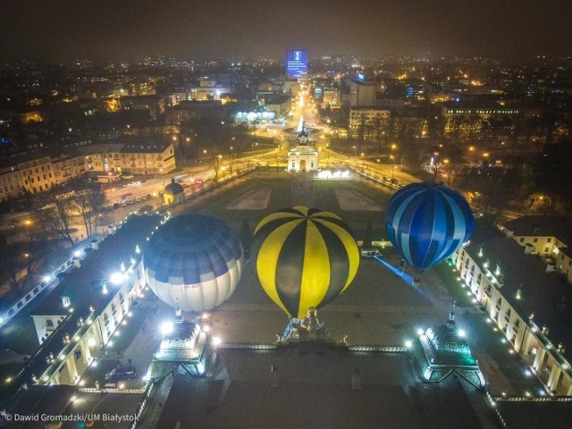Urząd Miejski w Białymstoku urządził w sylwestra pokaz balonów na dziedzińcu Pałacu Branickich
